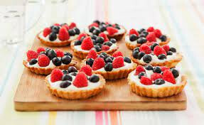 Bakken van lekkere taartjes in DrieMaasHave